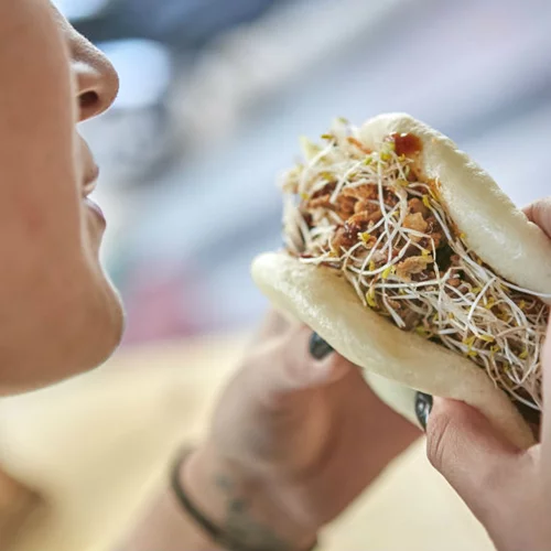 Streetfood: Τα γευστικά trends της δεκαετίας, που μας έβγαλαν στο δρόμο