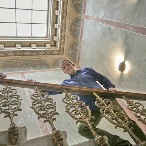 Δημήτρης Λιγνάδης: «Κοιτάζω προς τον ουρανό αλλά πατάω γερά στη γη»