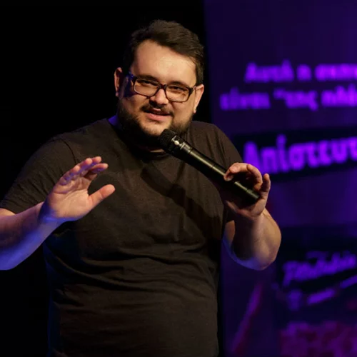 Ο Στέλιος Ανατολίτης ξορκίζει τα κοινωνικά δαιμόνια με ένα «Χάπι»