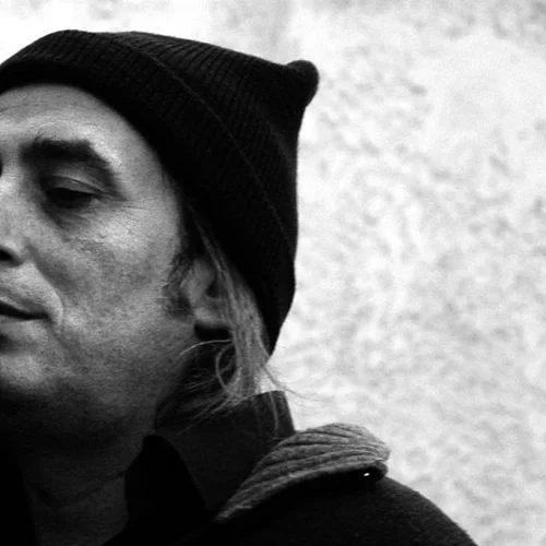 Ο Γιάννης Αγγελάκας διαβάζει Αγγελάκα στα αθηναϊκά μπαρ