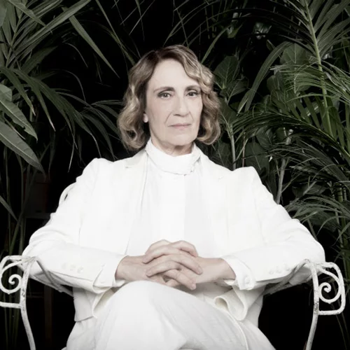 Θέμις Μπαζάκα: «Ο κόσμος πηγαίνει στο θέατρο γιατί δεν θέλει να νιώσει ότι είναι μόνος»