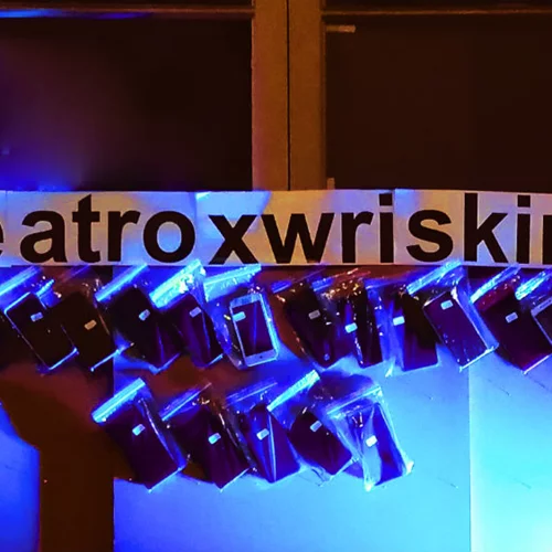 Φαντάζεστε ένα θέατρο χωρίς κινητά;