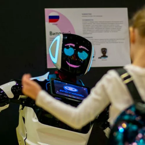 Εγκαίνια Εβδομάδας | Μια πόλη από ρομπότ ζωντανεύει στην Πειραιώς (10-16/2)