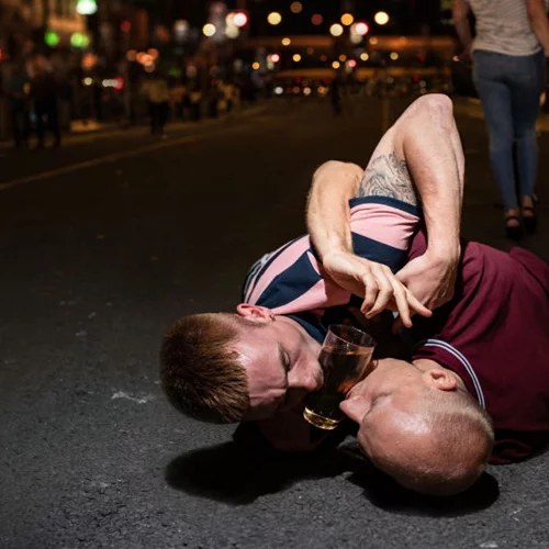 Παγκόσμια πρεμιέρα στη Στέγη: Ο Λόιντ Νιούσον, οι DV8 και η αγγλική παμπ