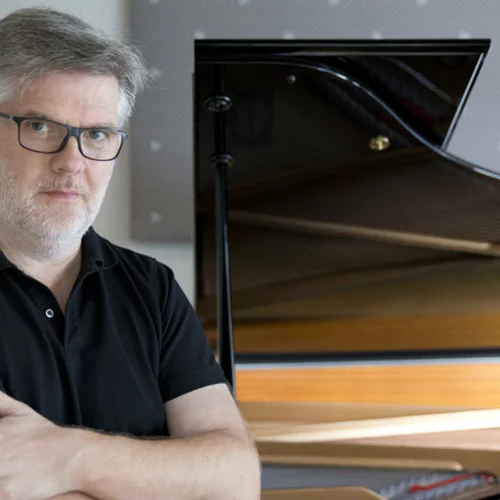 Ο Ζαν-Μισέλ Μπερνάρ κουρδίζει την «Μπαλάντα της Τρύπιας Καρδιάς»