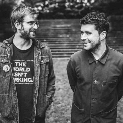 Δεν είναι Γιάννης, είναι John: Μιλήσαμε με το ντουέτο απ' το Λονδίνο πριν το τρικυμιώδες live τους