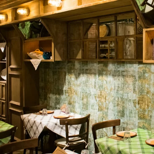 Τι κάνει η «Μπιρμπίλω» στο Κολωνάκι;