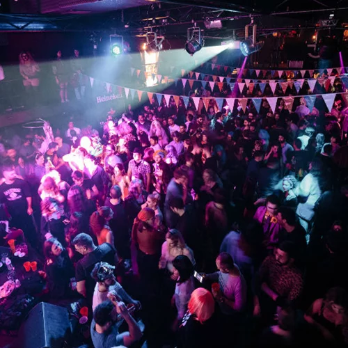 Αποκριάτικα πάρτι με trash, kitch αλλά και... Netflix!