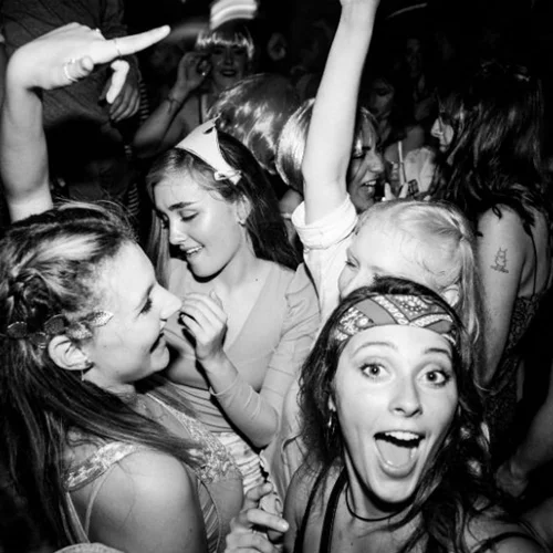 «Τα κορίτσια ξενυχτάνε» με γαλλικό στριπτίζ, girly μουσικές και πάρτι μέχρι το πρωί