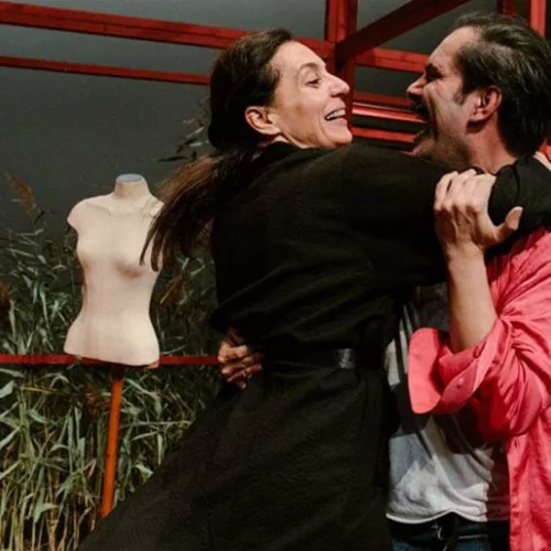 Updated | Η επιτυχία της παράστασης «Τριαντάφυλλο στο στήθος» συνεχίζεται