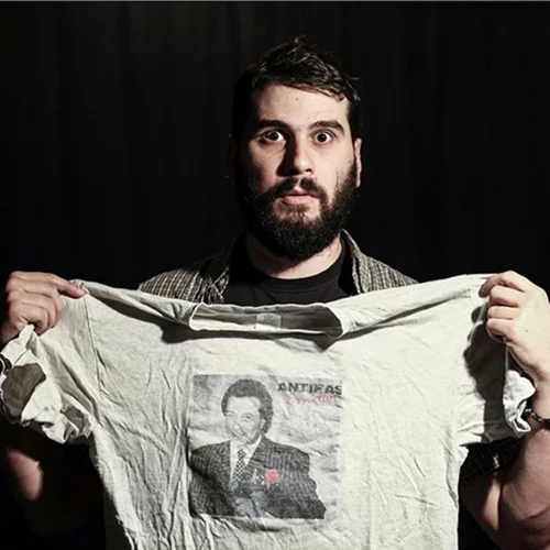 «Δουλίτσα να υπάρχει» εύχεται ειρωνικά ο Πάρις Ρούπος και λανσάρει το πρώτο του σόλο