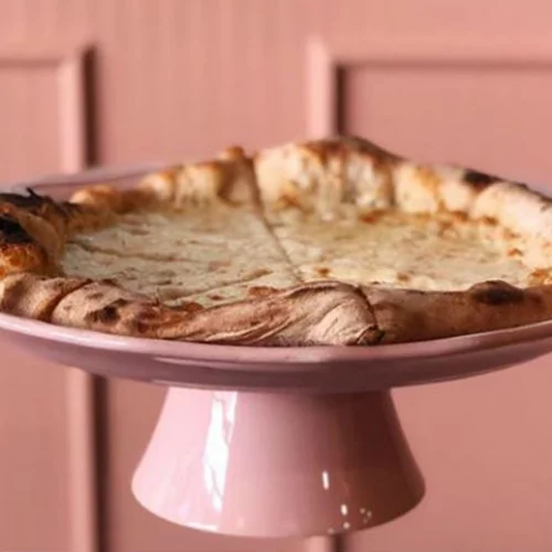 «Etien»: το καινούργιο pizza bar της πόλης είναι ροζ