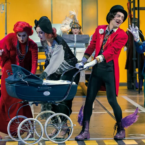 6 + 2 θεατρικά έργα που αξίζουν την προσοχή σου