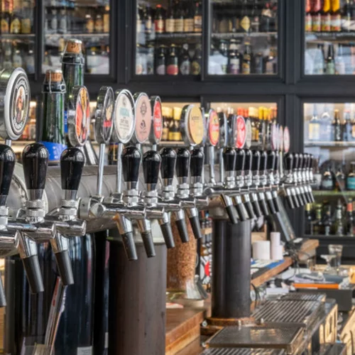 Το «Barley Cargo» προσφέρει 550 ετικέτες μπίρας για take away και delivery στο σπίτι   