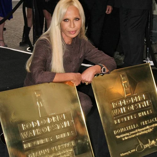 Η Donatella Versace και η κόρη της Allegra δωρίζουν €200,000 σε νοσοκομείο του Μιλάνου