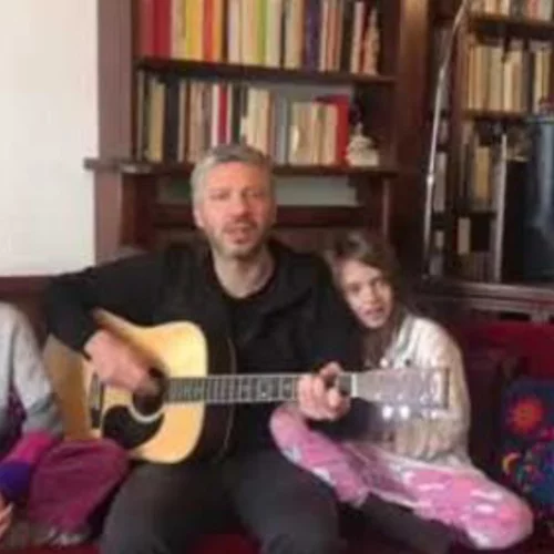 Καινούργιο τραγούδι από τον Αλκίνοο Ιωαννίδη και τα κορίτσια του στο YouTube