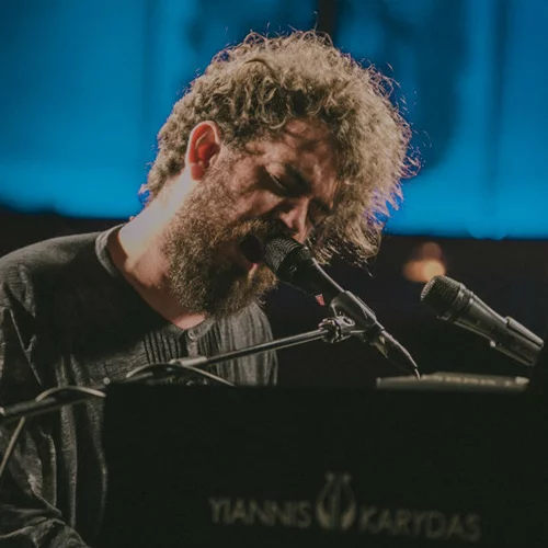 Ο Theodore μας καλεί στο six d.o.g.s. για ένα ξεχωριστό live