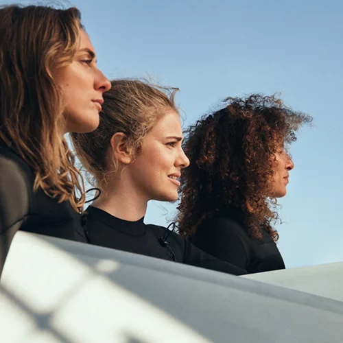 Μια γυναικεία κολεκτίβα παρουσιάζεται από την αλυσίδα ένδυσης H&M 