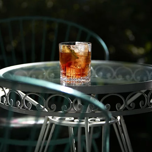 Πάρτι με κεφτέδες και κοκτέιλ στον «Μπλε Παπαγάλο»