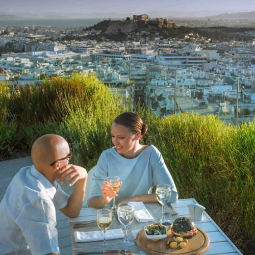 Οι Πέμπτες στην πισίνα του «St. George Lycabettus» έχουν μυρωδιά bbq