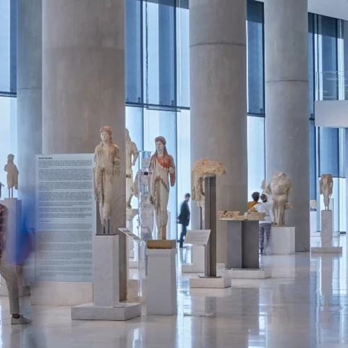Ανανεωμένος αέρας στο Μουσείο Ακρόπολης: Περισσότερη αρχαϊκή Ακρόπολη, καλύτερος φωτισμός και νέα γλυπτά