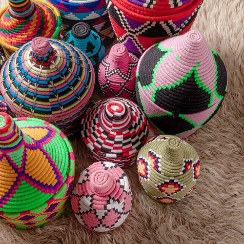 Στην Ελλάδα τα αυθεντικά πολύχρωμα πλεκτά καλάθια του Μαρόκου