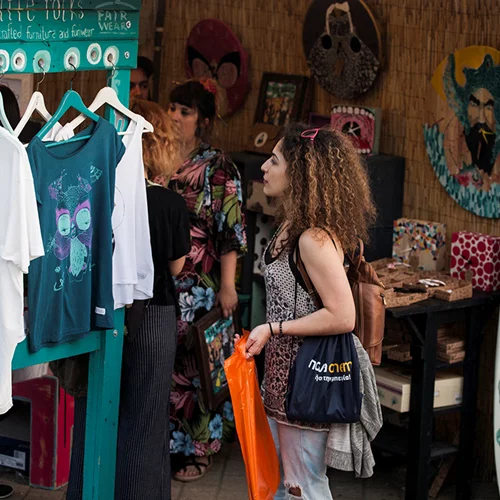 The Meet Market: Στο προαύλιο 