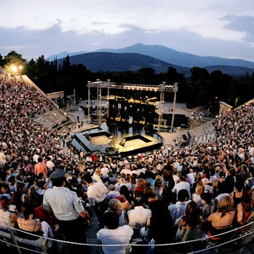 Θέατρο με πανσέληνο σε τρία ατμοσφαιρικά ανοιχτά θέατρα