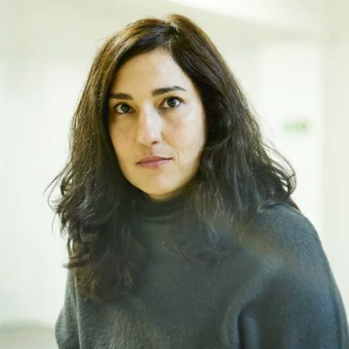 Εν κινήσει παράσταση της Αργυρώς Χιώτη