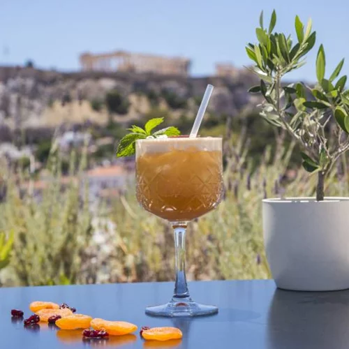 Για cocktail hour με θέα την Ακρόπολη μας καλεί το «Elia Ermou» 