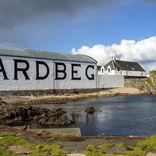 Ardbeg 10: Ένας μύθος με σήματα καπνού στο ποτήρι μας