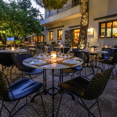 Στο «Dal Professore» παίζουν Ιταλικές γεύσεις κάτω από πεύκο και μουριά