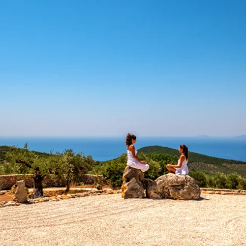 Μήπως φέτος το καλοκαίρι ήρθε η ώρα να απολαύσετε την αναζωογονητική εμπειρία ενός yoga retreat;