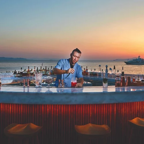 Πίνουμε κοκτέιλ δίπλα στο κύμα: Πέντε μαγαζιά για να νιώσετε καλοκαίρι