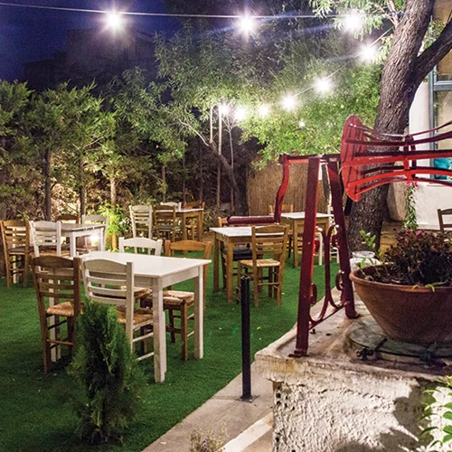 «Δούκισσα»: Αρχοντικοί μεζέδες σε αεράτη αυλή