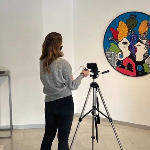 Αυτή τη στιγμή, η μόνη αχτίδα πολιτισμού λάμπει απ’ τις γκαλερί 