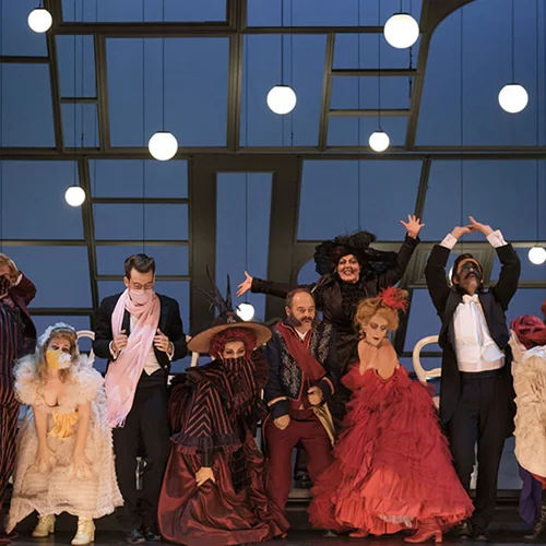 «Η κυρία του Μαξίμ»: Είδαμε την παράσταση του Εθνικού που προβάλλεται σε streaming