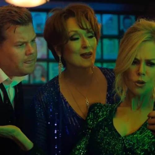 To «Prom» αδυνατεί να κρυφτεί από το παλιομοδίτικο camp θέαμά του