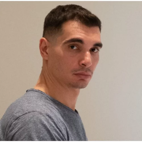 Άγγελος Τριανταφύλλου: «Το χάος που ζει ο Νεοέλληνας κορυφώνεται στη μουσική που τον ακολουθεί»