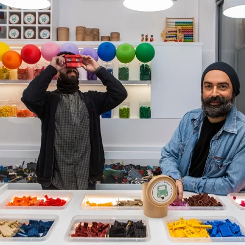 Μοιάζει με παγωτατζίδικο αλλά «σερβίρει» παιχνίδια κι έμπνευση