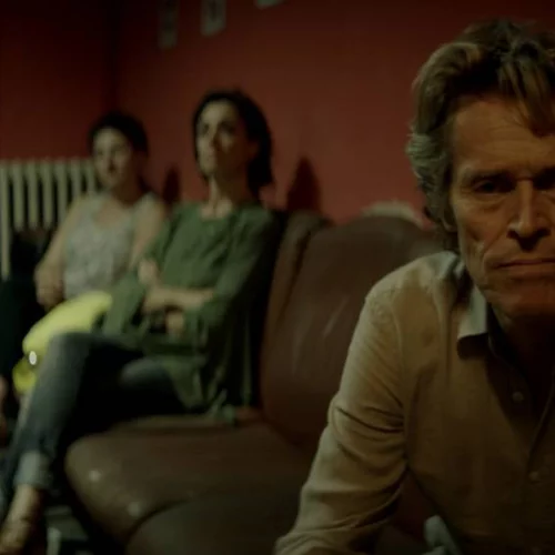 Οι Έιμπελ Φεράρα και Γουίλεμ Νταφόε πασχίζουν για ουσία στο «Τομάζο»