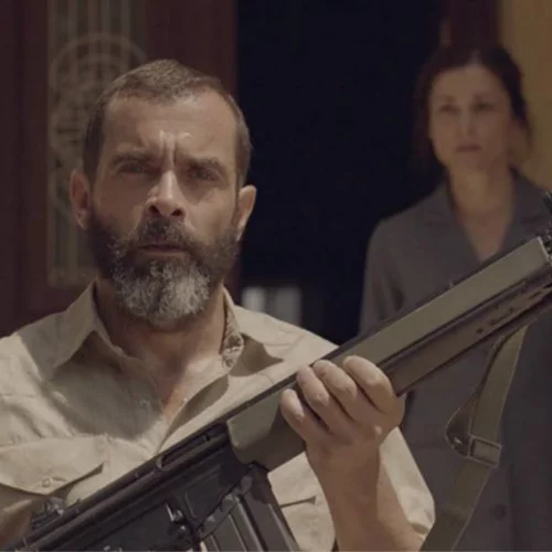 Η βραβευμένη «Πολιορκία στην Οδό Λιπέρτη» ξεχειλίζει από ηχηρό μελοδραματισμό