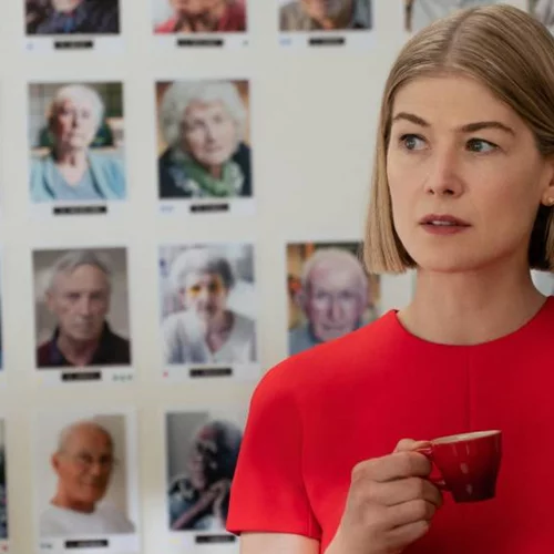 Η Ρόζαμουντ Πάικ κλέβει το σόου στο πικάντικο «Μα Φυσικά και Νοιάζομαι»