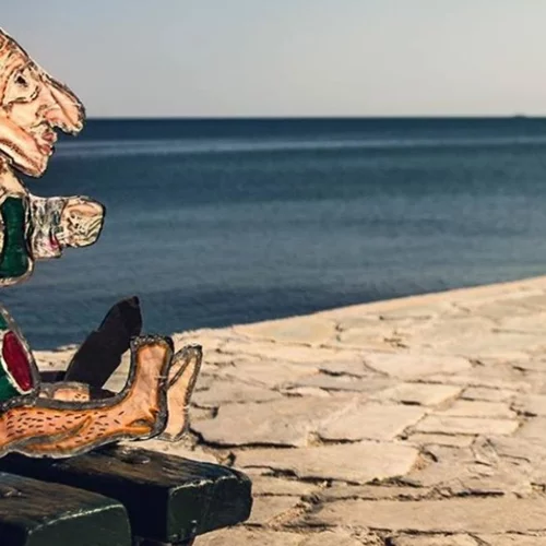 Καραγκιόζης πλάι στο κύμα με τον Τάσο Κώνστα