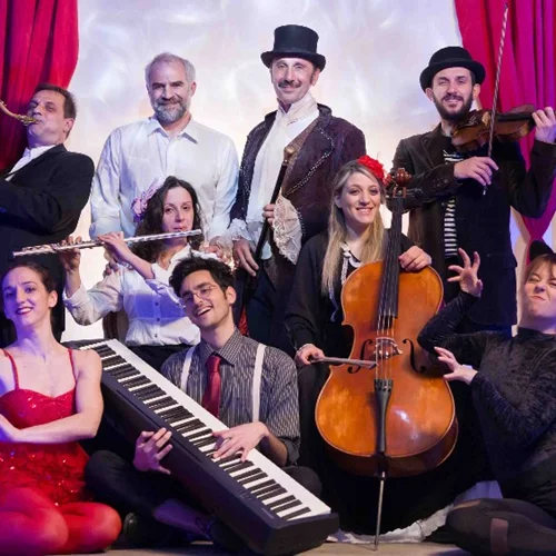 Ο Ρένος Χαραλαμπίδης παίζει με τον «Πέτρο και το λύκο»