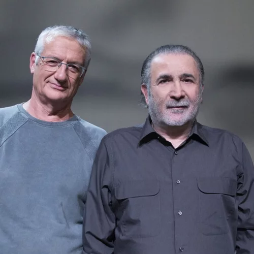 «Περιμένοντας τον Καραϊσκάκη»: Αποκλειστικές πρώτες φωτογραφίες από την παράσταση Λαζόπουλου-Θεοδωρόπουλου