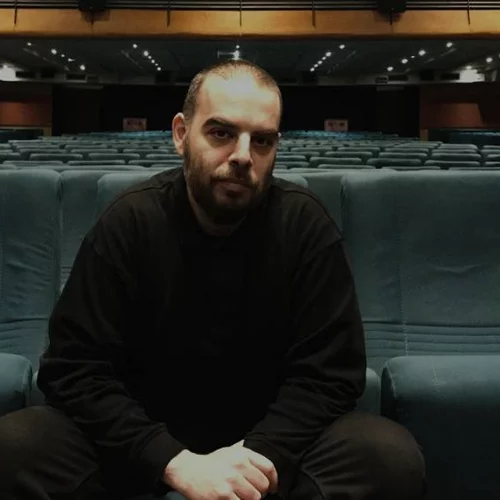 Ο Φωκίων Μπόγρης μας «κόβει» νεονουάρ «Πρόστιμο»