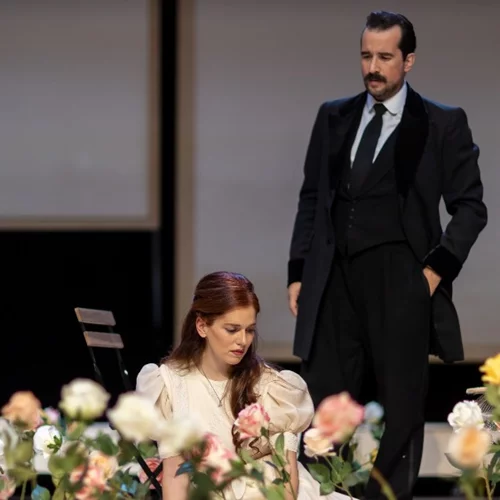 Πανηγυρισμοί και αίσθημα πληρότητας στην επιστροφή των ζωντανών, θεατρικών θεαμάτων