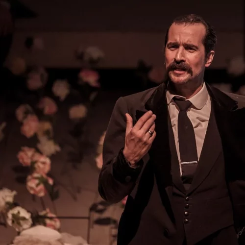 Πέτρας και Βράχων οι επόμενοι σταθμοί της μεγάλης θεατρικής επιτυχίας «Ιστορία χωρίς όνομα» 