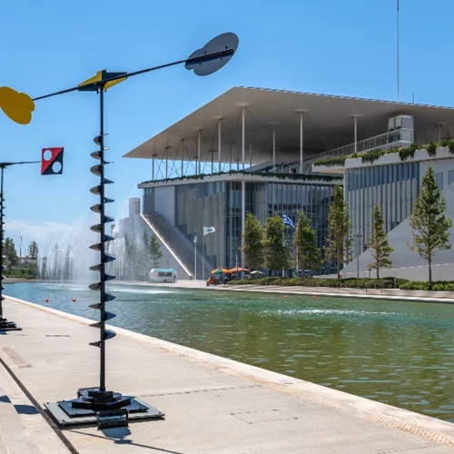 Ξεκινάει το «Takis: Κόσμος σε Κίνηση»: Δείτε φωτογραφίες από τα εντυπωσιακά γλυπτά στο «Νιάρχος»